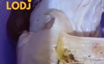 فيديو كيروج هاد الساعات فـ منصات التواصل الاجتماعي؛ كيوثق لواحد الحالة غريبة وصادمة لقاتها سيدة فـ الدجاج اللي شراتو