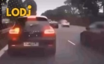 فيديو صادم ومقلق كيروج هاد الأيام فـ السوشيال ميديا؛ كيوثق لواحد من أخطر الأخطاء الشائعة اللي كيديروها السائقين فـ الطريق والمعروفة بـ "Dooring"