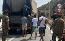 الجيش الإسباني ينقل مئات المهاجرين المغاربة إلى معبر تاراخال بعد اقتحام سبتة المحتلة