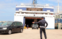 تحقيق أمني بطنجة يكشف شبهات تورط شرطي في محاولة تهريب 13 كيلوغراما من الشيرا نحو أوروبا