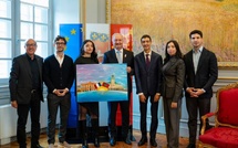 شباب مغاربة بفرنسا يبحثون مع عمدة تولوز آفاق التعاون مع المغرب